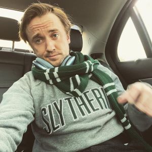 Cómo Tom Felton de Harry Potter sigue engañando a los fanáticos después de ser seleccionado en la casa equivocada de Hogwarts