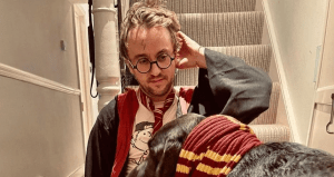 Tom Felton se viste de Harry Potter en una nueva imagen